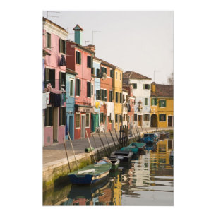 Italien, Burano. Farbige Häuser säumen einen Kanal Fotodruck