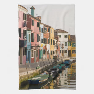 Italien, Burano. Farbige Häuser säumen einen Kanal Geschirrtuch