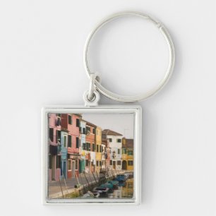 Italien, Burano. Farbige Häuser säumen einen Kanal Schlüsselanhänger