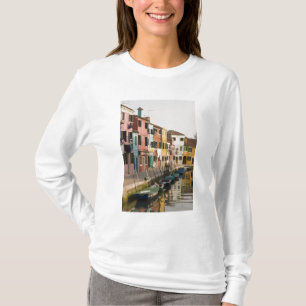 Italien, Burano. Farbige Häuser säumen einen Kanal T-Shirt