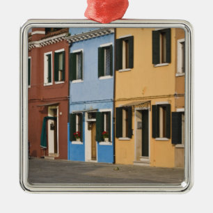 Italien, Burano. Farbige Reihe von Zuhause und lee Ornament Aus Metall