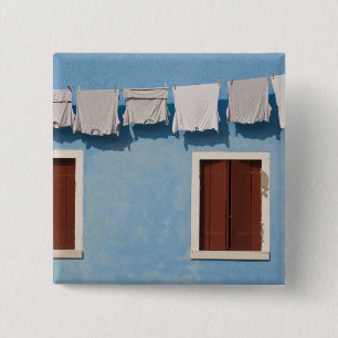 Italien, Burano. Hängende Wäsche und Fenster entla Button