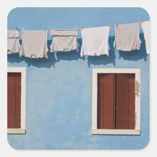 Italien, Burano. Hängende Wäsche und Fenster entla Quadratischer Aufkleber