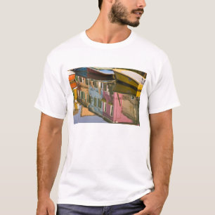 Italien, Burano. Schiffe auf einem Kanal mit T-Shirt