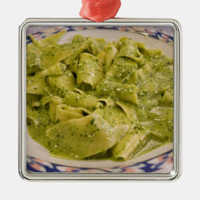 Italien, Camogli. Teigwaren mit Pesto Silbernes Ornament (Vorne)