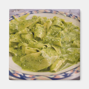 Italien, Camogli. Teller mit Pasta und Pesto Magnet