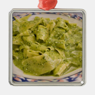 Italien, Camogli. Teller mit Pasta und Pesto Silbernes Ornament