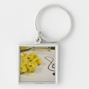 Italien, Cento. Ein Teller Käse-Tortellini Schlüsselanhänger