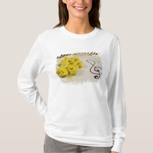 Italien, Cento. Ein Teller Käsetortellini T-Shirt