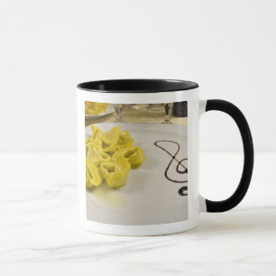 Italien, Cento. Ein Teller Käsetortellini Tasse