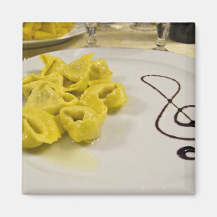 Italien, Cento Ein Teller mit Käse-Tortellini Magnet