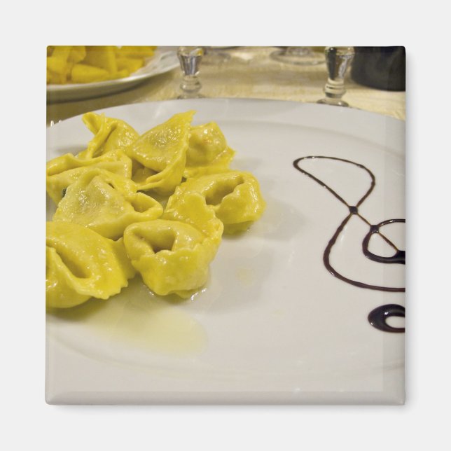 Italien, Cento Ein Teller mit Käse-Tortellini Magnet (Vorne)