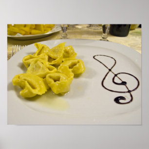 Italien, Cento Ein Teller mit Käse-Tortellini Poster