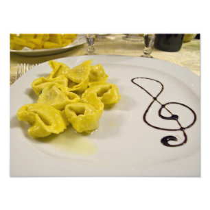 Italien, Cento. Ein Teller von Tortellini Fotodruck