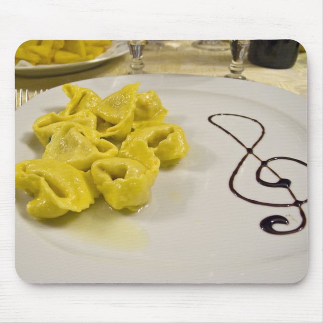 Italien, Cento. Ein Teller von Tortellini Mousepad (Vorne)