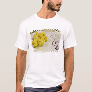 Italien, Cento. Ein Teller von Tortellini T-Shirt