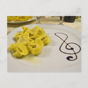 Italien, Cento. Eine Platte von Käse Tortellini Postkarte