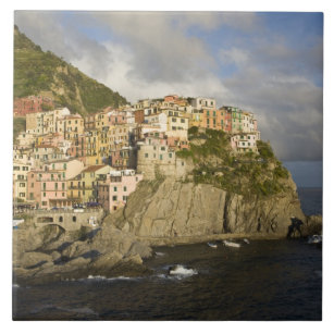 Italien, Cinque Terre, Manarola. Dorf auf der Klip Fliese