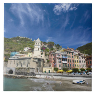 Italien, Cinque Terre, Vernazza, Hafen und Kirche  Fliese