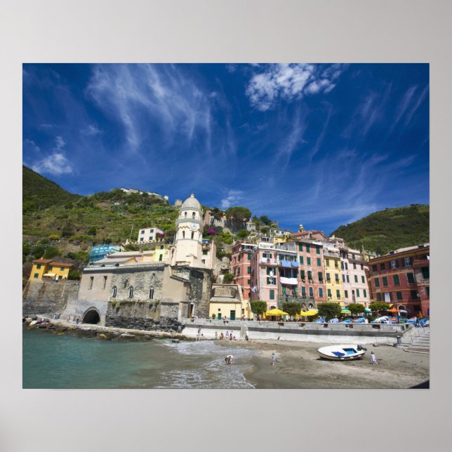 Italien, Cinque Terre, Vernazza, Hafen und Kirche  Poster (Vorne)