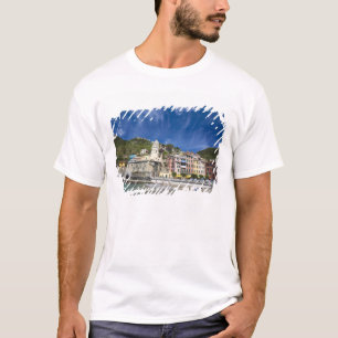 Italien, Cinque Terre, Vernazza, Hafen und Kirche T-Shirt