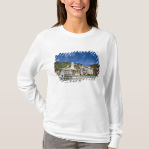 Italien, Cinque Terre, Vernazza, Hafen und Kirche  T-Shirt