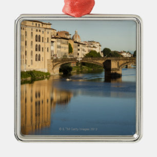 Italien, Florenz, Brücke über dem Arno Silbernes Ornament