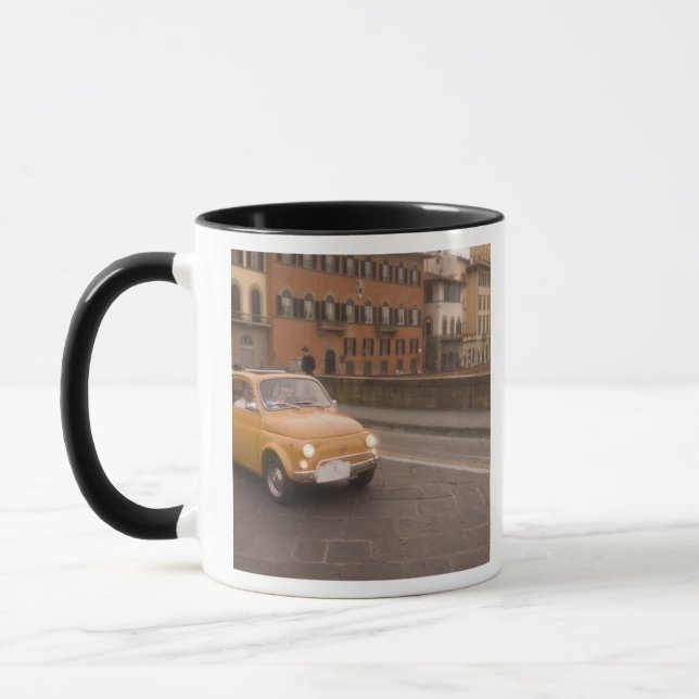 Italien, Florenz. Fiat 800 Kundgebung durchquert A Tasse (Links)