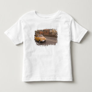 Italien, Florenz. Fiat 800 Rally überquert Arno Kleinkind T-shirt