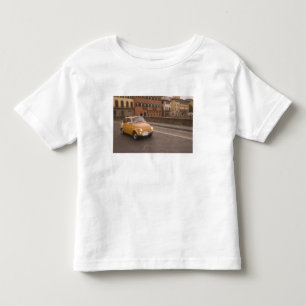 Italien, Florenz. Fiat 800 Rally überquert Arno Kleinkind T-shirt