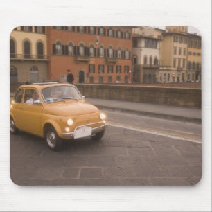 Italien, Florenz. Fiat 800 Rally überquert Arno Mousepad