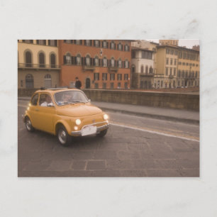 Italien, Florenz. Fiat 800 Rally überquert Arno Postkarte