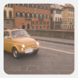 Italien, Florenz. Fiat 800 Rally überquert Arno Quadratischer Aufkleber