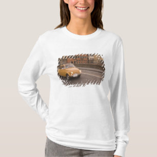 Italien, Florenz. Fiat 800 Rally überquert Arno T-Shirt