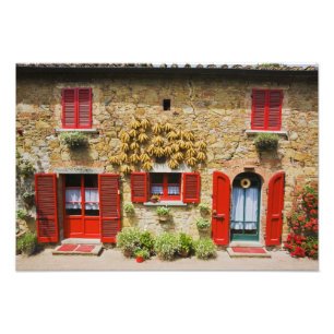 Italien, Lucignano, Rote Fensterläden und Ernte Fotodruck