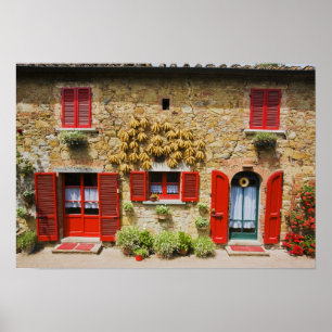 Italien, Lucignano, Rote Fensterläden und Ernte Poster