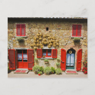 Italien, Lucignano, Rote Fensterläden und Ernte Postkarte