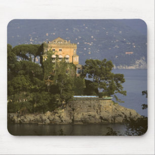 Italien, Portofino. Malerisches Leben an der Mousepad