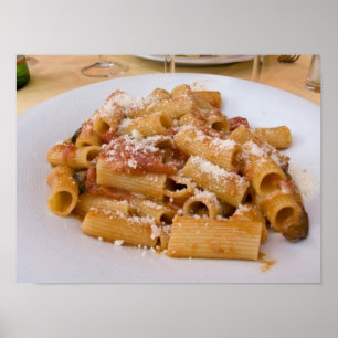 Italien, Positano. Anrichteplatte mit Rigatoni. Poster