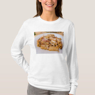 Italien, Positano. Anrichteplatte mit Rigatoni. T-Shirt