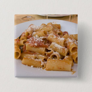 Italien, Positano. Präsentierteller mit Rigatoni. Button