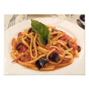 Italien, Positano. Teller mit Pasta und Aubergine. Fotodruck