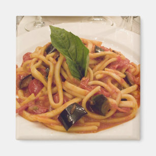 Italien, Positano. Teller mit Pasta und Aubergine. Magnet