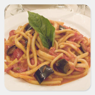 Italien, Positano. Teller mit Pasta und Aubergine. Quadratischer Aufkleber
