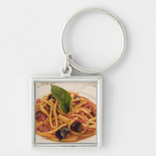 Italien, Positano. Teller mit Pasta und Aubergine. Schlüsselanhänger