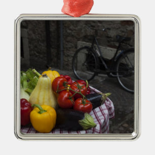 Italien, Provinz Brescia, Gargnano. Tabelle mit 2 Silbernes Ornament