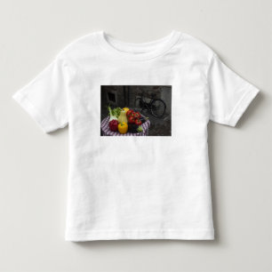 Italien, Provinz Brescia, Gargnano. Tisch mit 2 Kleinkind T-shirt