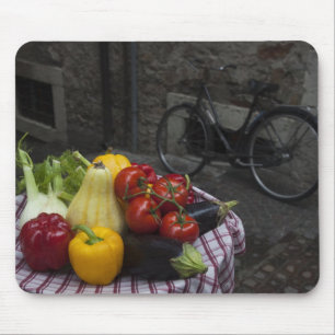Italien, Provinz Brescia, Gargnano. Tisch mit 2 Mousepad