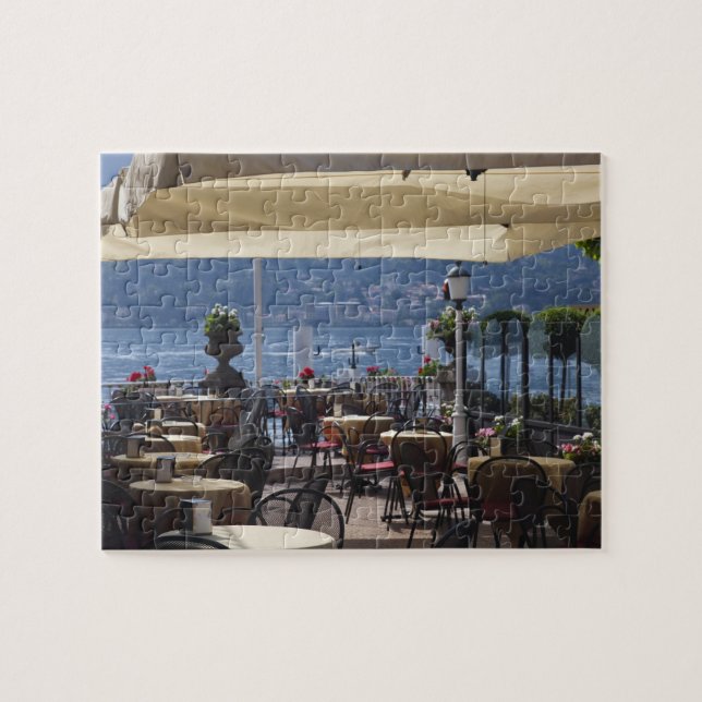 Italien, Provinz Como, Bellagio. Café am See. Puzzle (Horizontal)