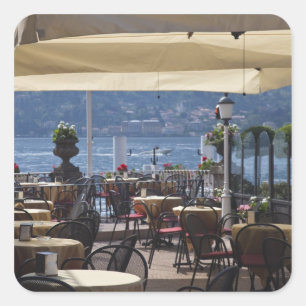 Italien, Provinz Como, Bellagio. Seecafé. Quadratischer Aufkleber